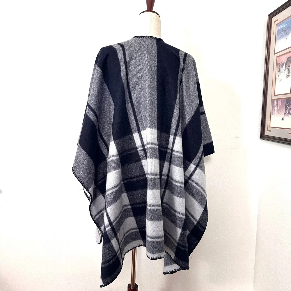 Woolrich Plaid Poncho Wrap Black Grey White Blanket Stitch OS Cabincore Cozy